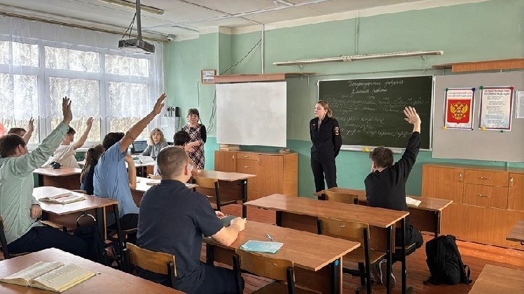 В Серебряных Прудах сотрудница полиции провела беседы со школьниками В Серебряных Прудах сотрудница полиции провела беседы со школьниками