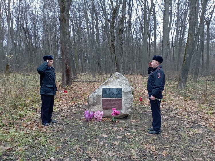 В Серебряных Прудах полицейские почтили память коллег, погибших при исполнении служебных обязанностей В Серебряных Прудах полицейские почтили память коллег, погибших при исполнении служебных обязанностей