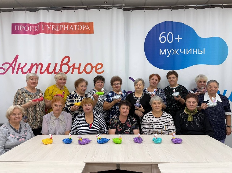 Рукодельницы из клуба «Активное долголетие» КЦСОиР «Серебряно-Прудский» сшили мягкие игрушки уточки. 
