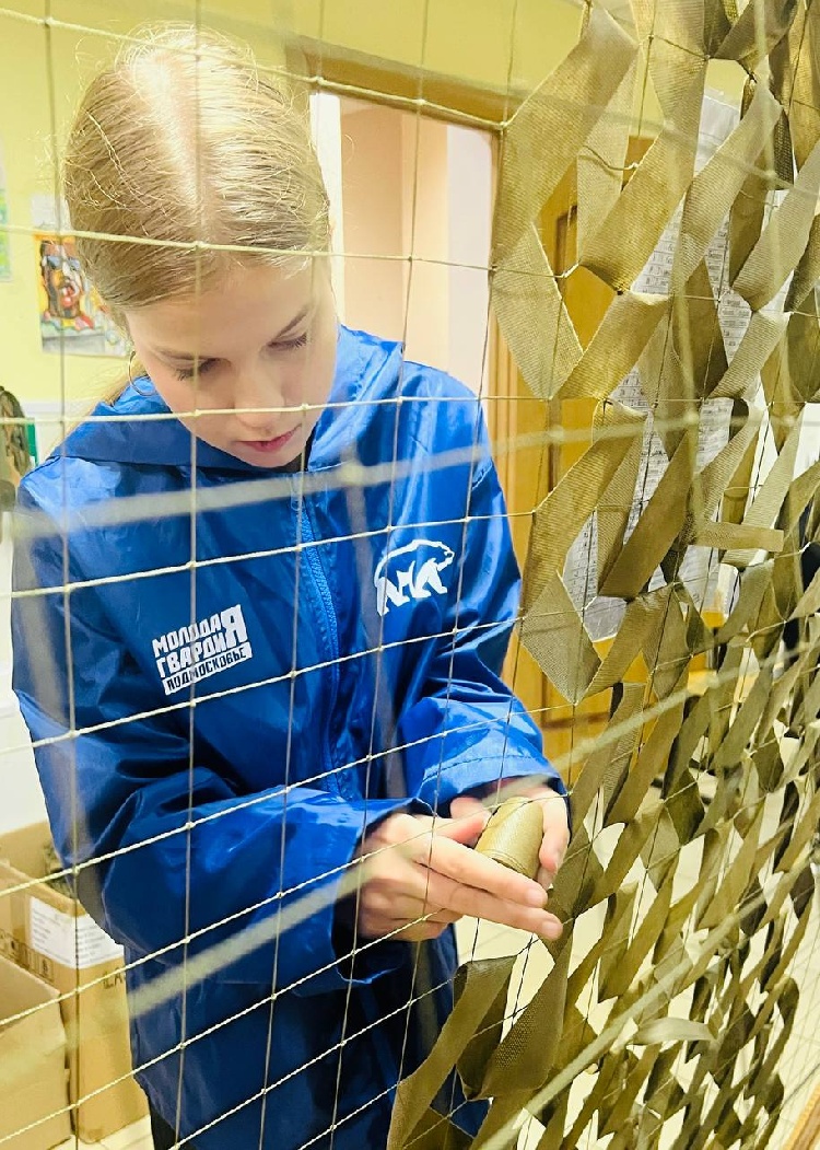 «Молодая Гвардия» в волонтёрском центре «Своих не бросаем» плетёт маскировочные сети для наших защитников