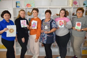 В Социальном центре «Серебряно-Прудский» в рамках проекта «Мамино время» состоялось арт-терапевтическое занятие.