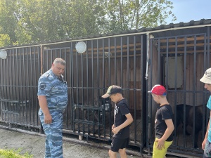 В Серебряных Прудах полицейский провел экскурсию для детей в кинологической службе