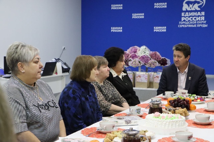 В Серебряных Прудах прошло мероприятие, посвященное Всероссийскому дню матери, организованное в рамках партийного проекта «Женское движение Единой России».