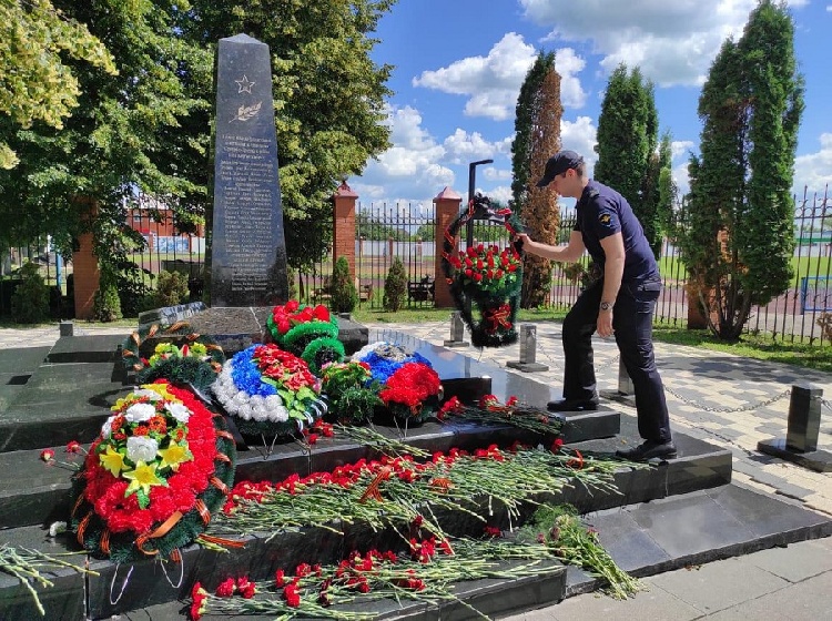 Полицейские Серебряных Прудов присоединились к акции «Свеча памяти» Полицейские Серебряных Прудов присоединились к акции «Свеча памяти»