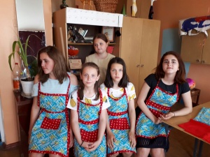 В МУК "КДЦ Мочильское г.о. Серебряные Пруды Московской области" участники кружка "Умелые руки" ребята совершенствовали навыки шитья и изготовили красочные фартуки