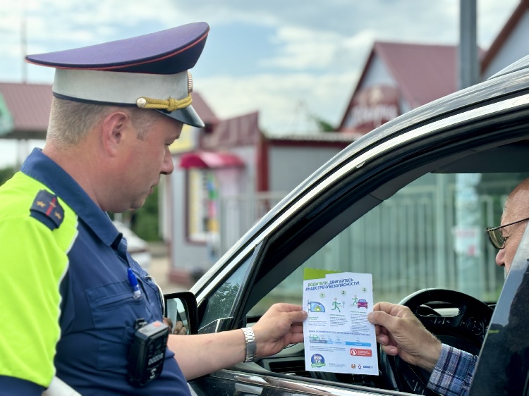 Водителей и пешеходов призвали быть внимательными при пересечении нерегулируемого пешеходного перехода. Водителей и пешеходов призвали быть внимательными при пересечении нерегулируемого пешеходного перехода.