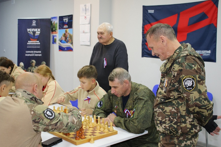 Искусство стратегии и сила духа: в Серебряных Прудах прошла «Шахматная партия единства» с ветеранами СВО