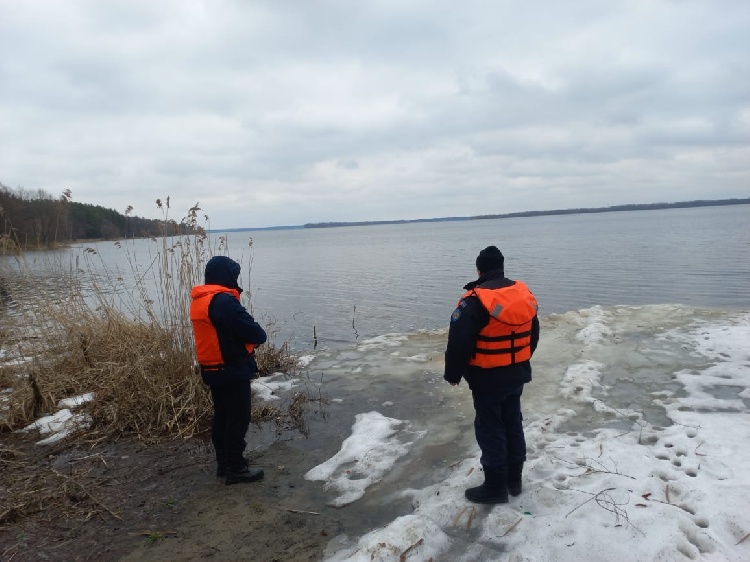 Спасатели ГКУ МО «Мособлпожспас» предупредили жителей Подмосковья об опасностях при выходе на подтаявший лед Спасатели ГКУ МО «Мособлпожспас» предупредили жителей Подмосковья об опасностях при выходе на подтаявший лед