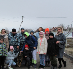 В Серебряных Прудах полицейские и общественница познакомили детей с работой кинологической службы