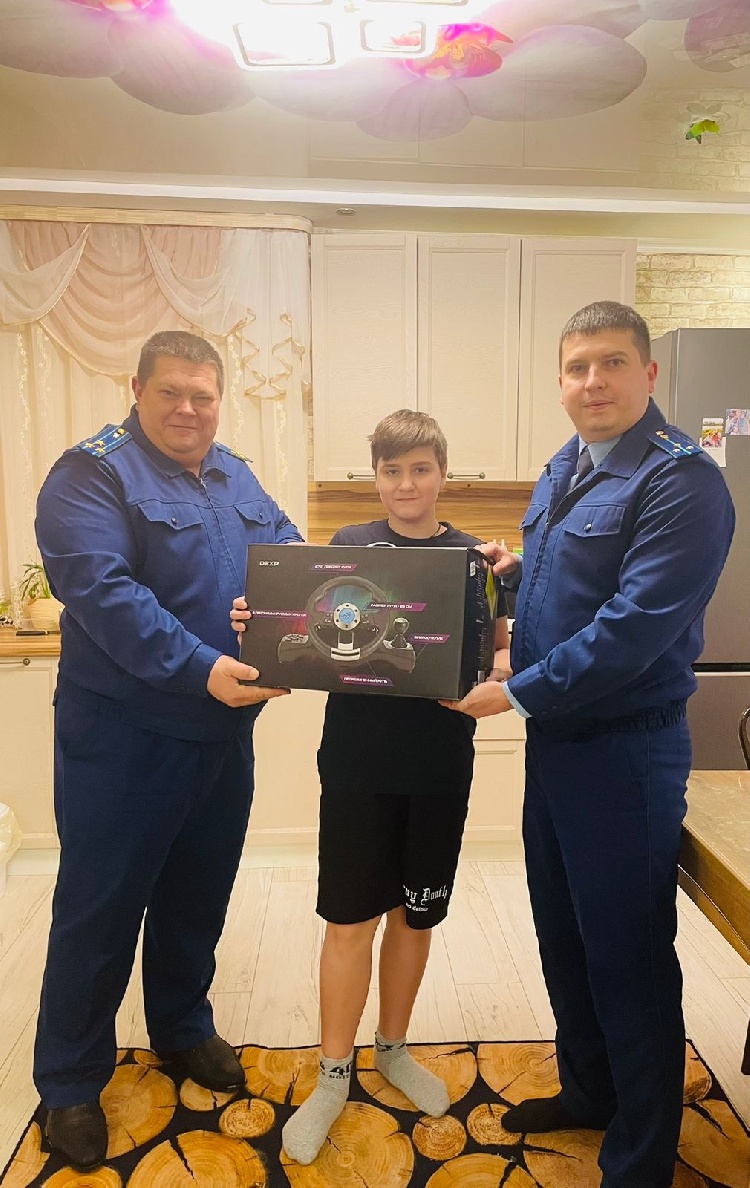 Сотрудники прокуратуры Серебряно-Прудского района приняли участие во Всероссийской «Елке желаний»