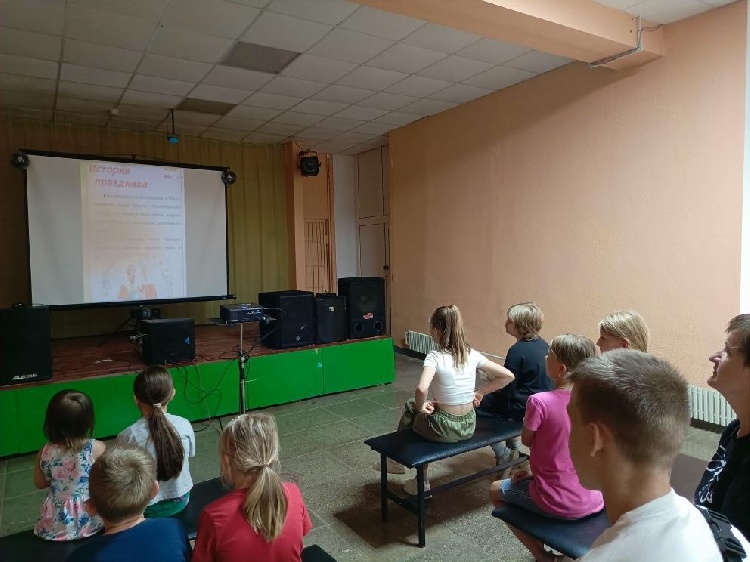 В Подхоженском доме культуры состоялась беседа — презентация, посвященная Дню семьи, любви и верности  В Подхоженском доме культуры состоялась беседа — презентация, посвященная Дню семьи, любви и верности