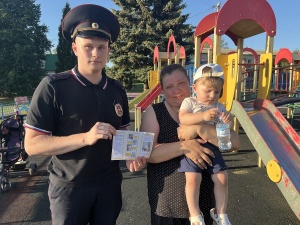 В Серебряных Прудах полицейский провёл профилактическую акцию «Безопасные окна – безопасность ребёнка»