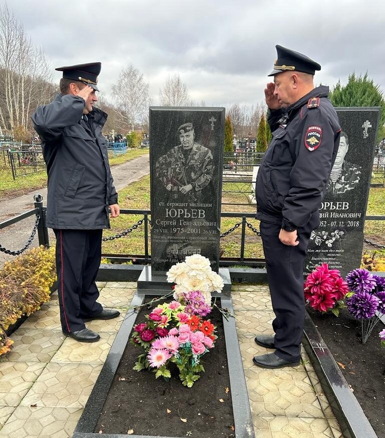 В Серебряных Прудах полицейские почтили память коллег, погибших при исполнении служебных обязанностей В Серебряных Прудах полицейские почтили память коллег, погибших при исполнении служебных обязанностей