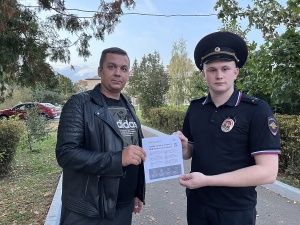 Полицейский в Серебряных Прудах провёл акцию  «Госуслуги. Проще, чем кажется!»